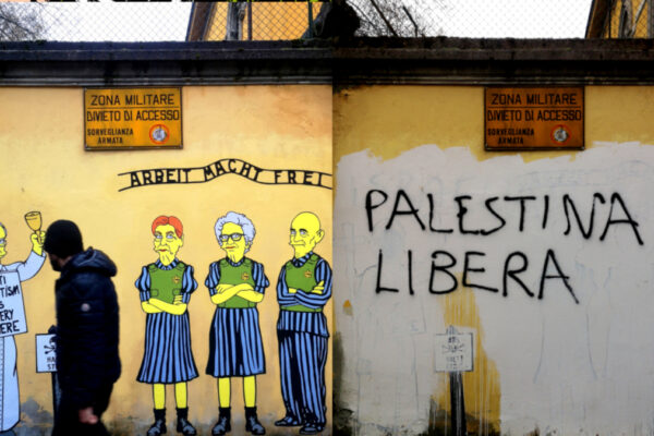 Opera di AlexSandro Palombo con Edith Bruck, Sami Modiano e Liliana Segre, a sinistra originale e a destra vandalizzata