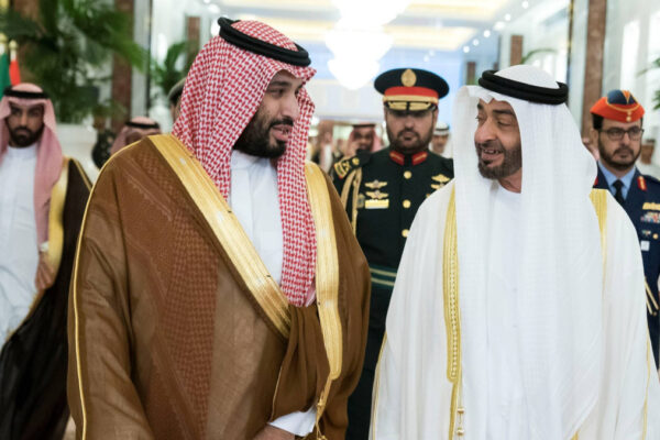 Sa sinistra il principe saudita Mohammed Bin Salman e il presidente emiratino Mohamed bin Zayed bin Sultan Al Nahyan