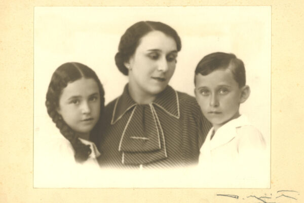 Da sinistra EWster Molho, la madre Iris Bassano e Dino Molho