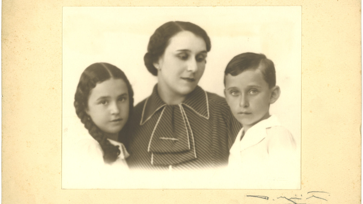 Da sinistra EWster Molho, la madre Iris Bassano e Dino Molho