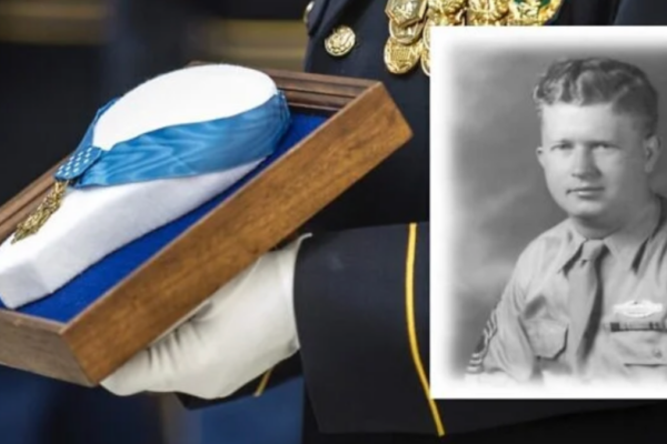 Roddi Edmonds e la medaglia che verrà consegnata al figlio