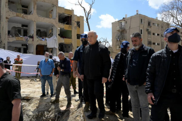 Il premier Beniamon Netanyahu sul luogo colpito da missili iraniani a Arad