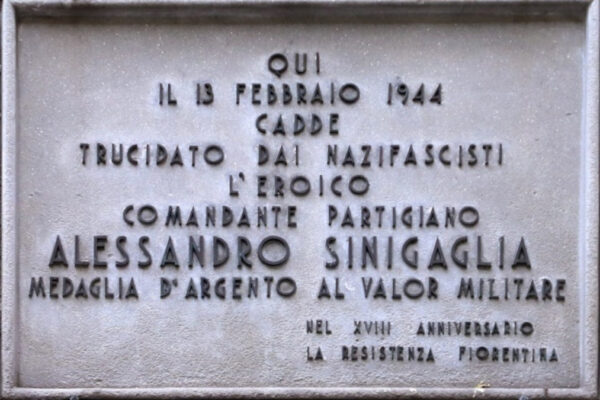 La targa a Firenza in via Pandolfini 15 dedicata ad Alessandro Sinigaglia