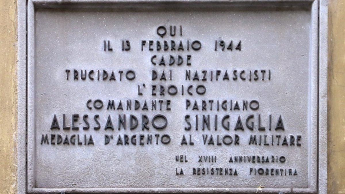 La targa a Firenza in via Pandolfini 15 dedicata ad Alessandro Sinigaglia