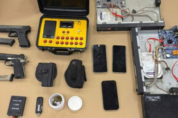 materiale ritrovato nell'operazione antimafia in Cisgiordania (foto polizia israeliana)