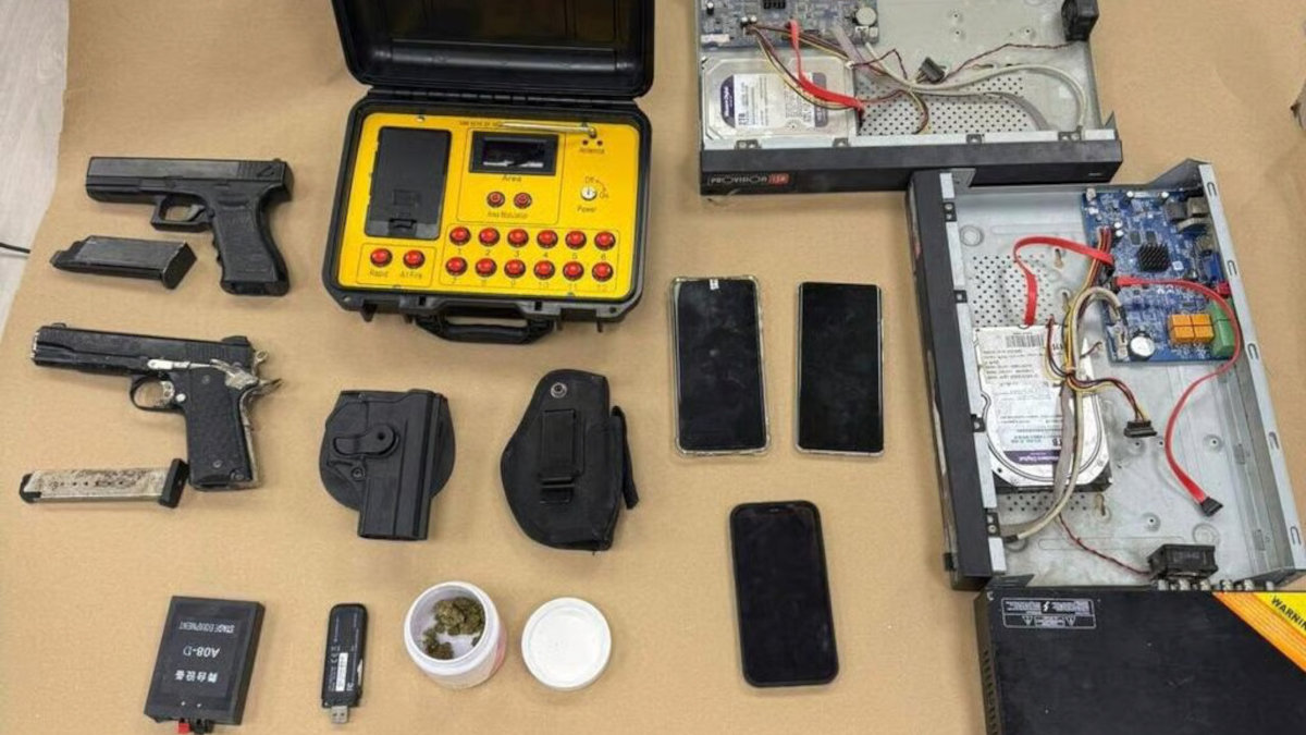 materiale ritrovato nell'operazione antimafia in Cisgiordania (foto polizia israeliana)