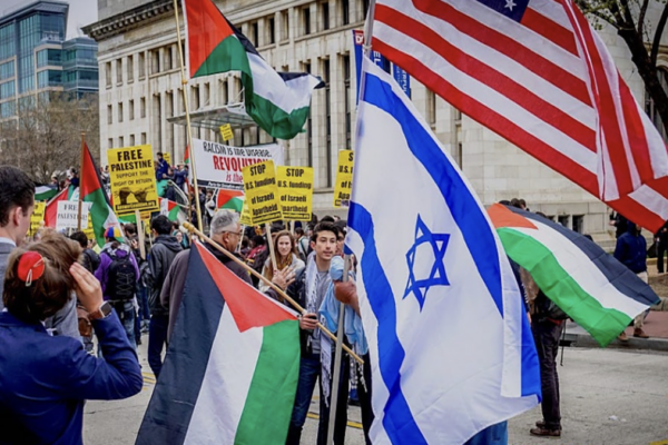 Manifestazione in Usa con bandiere palestinesi e bandiere israeliane e americane