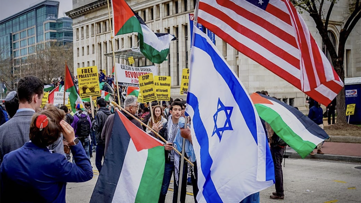 Manifestazione in Usa con bandiere palestinesi e bandiere israeliane e americane