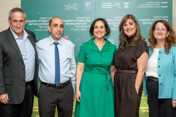 (Da sinistra a destra: Sallai Meridor; Aamer Kais; Noa Milikowsky-Marienberg; Einat Pinto; Danna Azrieli. Credito fotografico: Hanna Taieb).