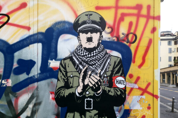 Il murale HSATE di aleXsandro Palombo con Hitler con kefiah che applaude