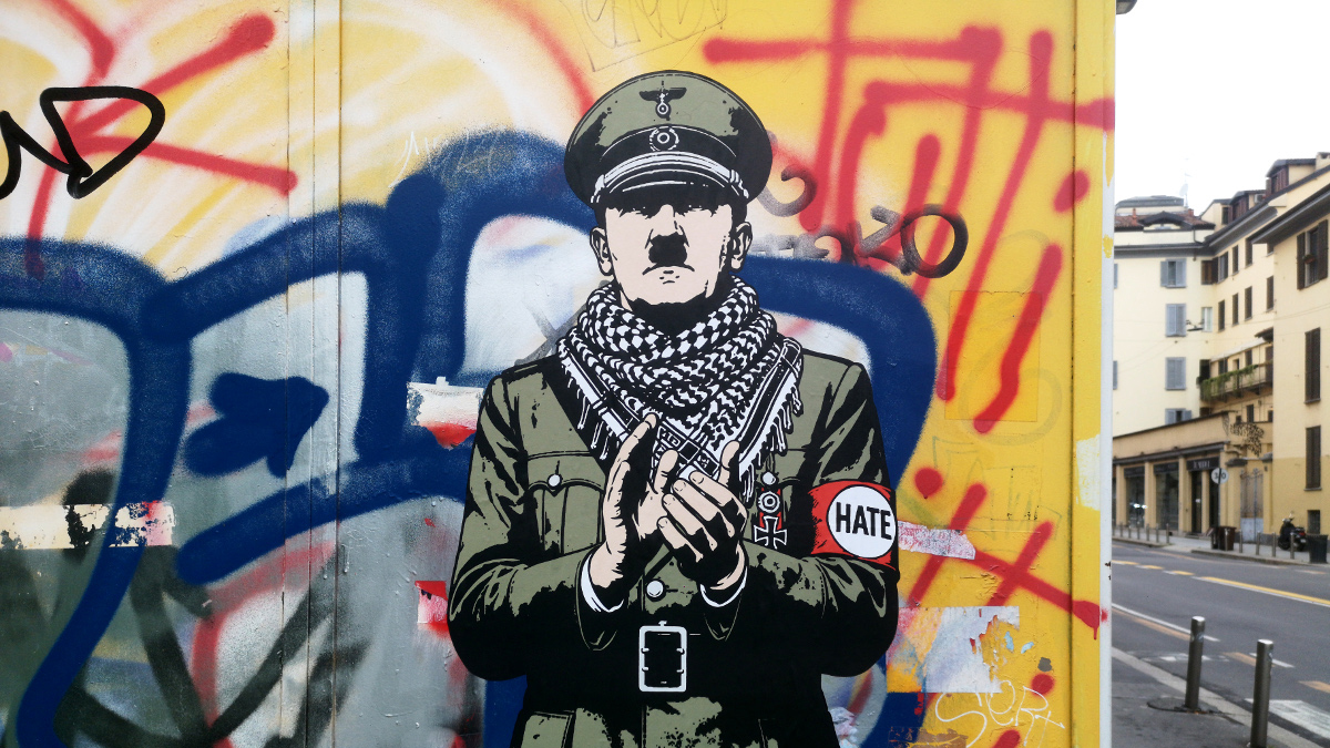 Il murale HSATE di aleXsandro Palombo con Hitler con kefiah che applaude