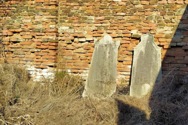 Lapidi nel cimitero ebraico di Revere (MN)
