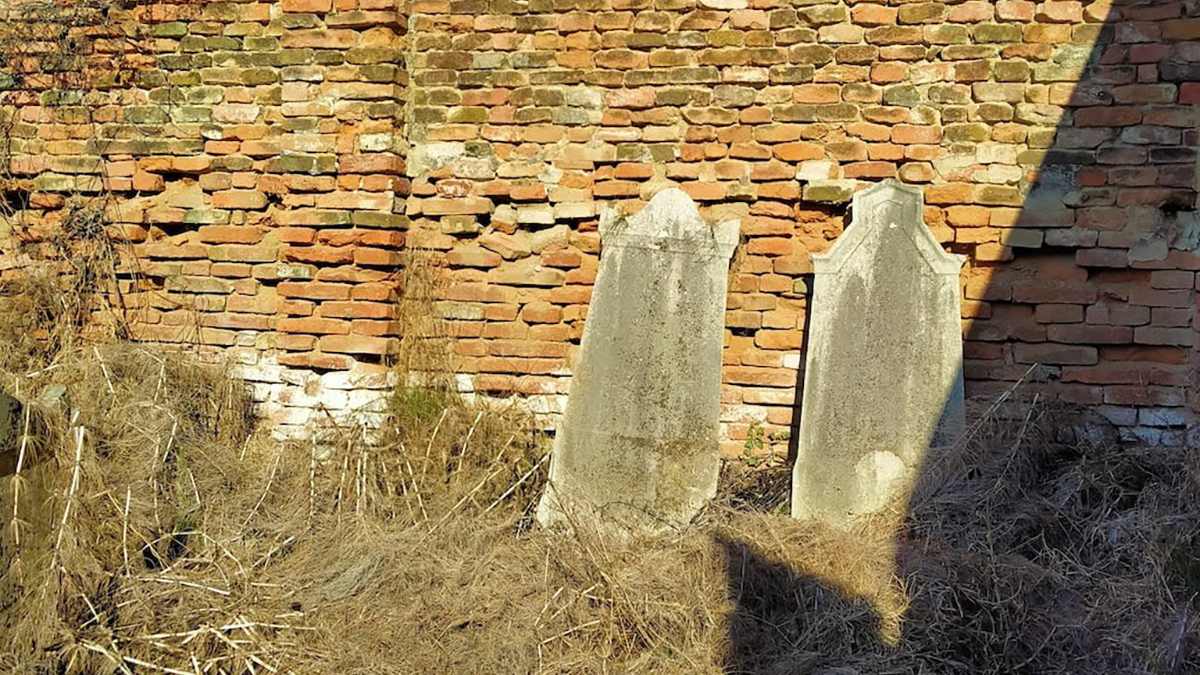 Lapidi nel cimitero ebraico di Revere (MN)