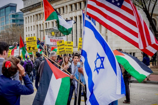 Manifestazione in Usa con bandiere Palestinesi e Israeliane