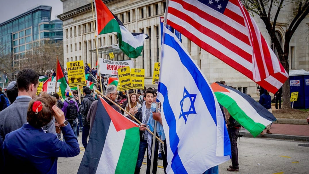Manifestazione in Usa con bandiere Palestinesi e Israeliane