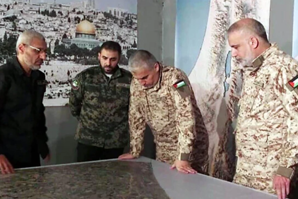 Mohammed Odeh, a destra, insieme agli alti dirigenti di Hamas Rafa'a Salameh, Abu Obeida e Mohammed Deif, in una foto senza data. (Utilizzata in conformità con l'articolo 27a della legge sul diritto d'autore)