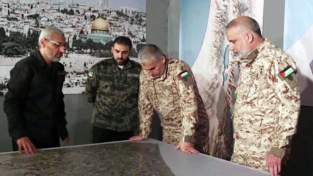 Mohammed Odeh, a destra, insieme agli alti dirigenti di Hamas Rafa'a Salameh, Abu Obeida e Mohammed Deif, in una foto senza data. (Utilizzata in conformità con l'articolo 27a della legge sul diritto d'autore)