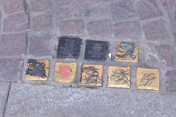 Pietre d'inciampo vandalizzate a Torino
