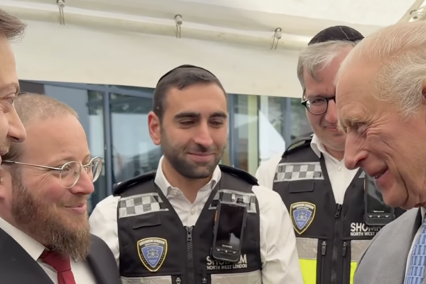 Re Carlo in visita al quartiere ebraico di Golders Green a Londra