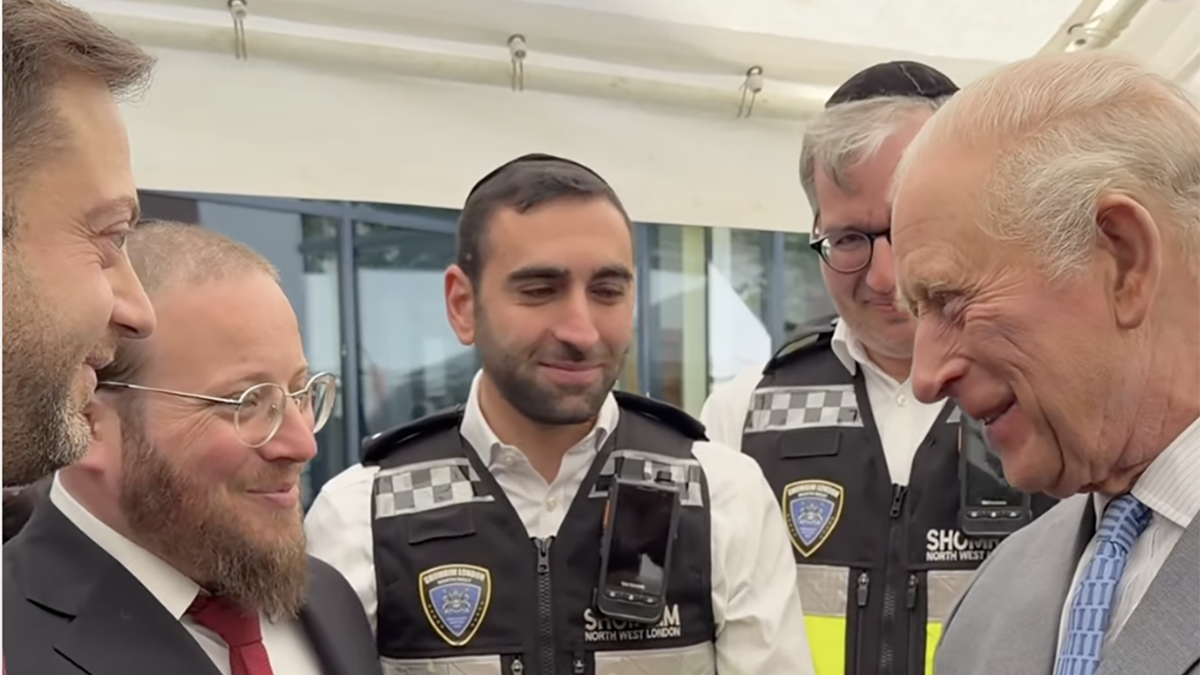 Re Carlo in visita al quartiere ebraico di Golders Green a Londra