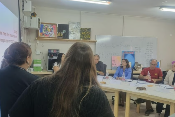 Le ragazze del Kibbutz karmia presentano i loro pèrogetti