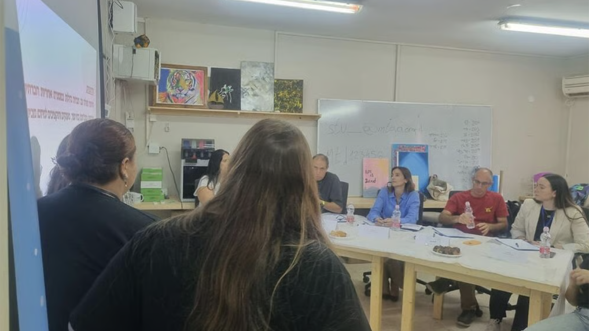 Le ragazze del Kibbutz karmia presentano i loro pèrogetti