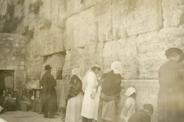 Foto vecchia del Muro del Pianto