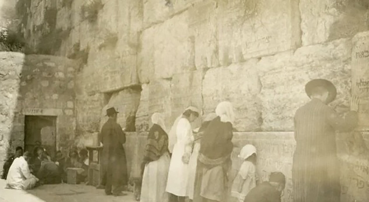 Foto vecchia del Muro del Pianto