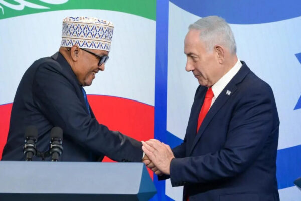 Il Presidente del Somaliland Abdirahman Mohamed Abdullahi (a sx) con il primo ministro israeliano Benjamin Netanyahu