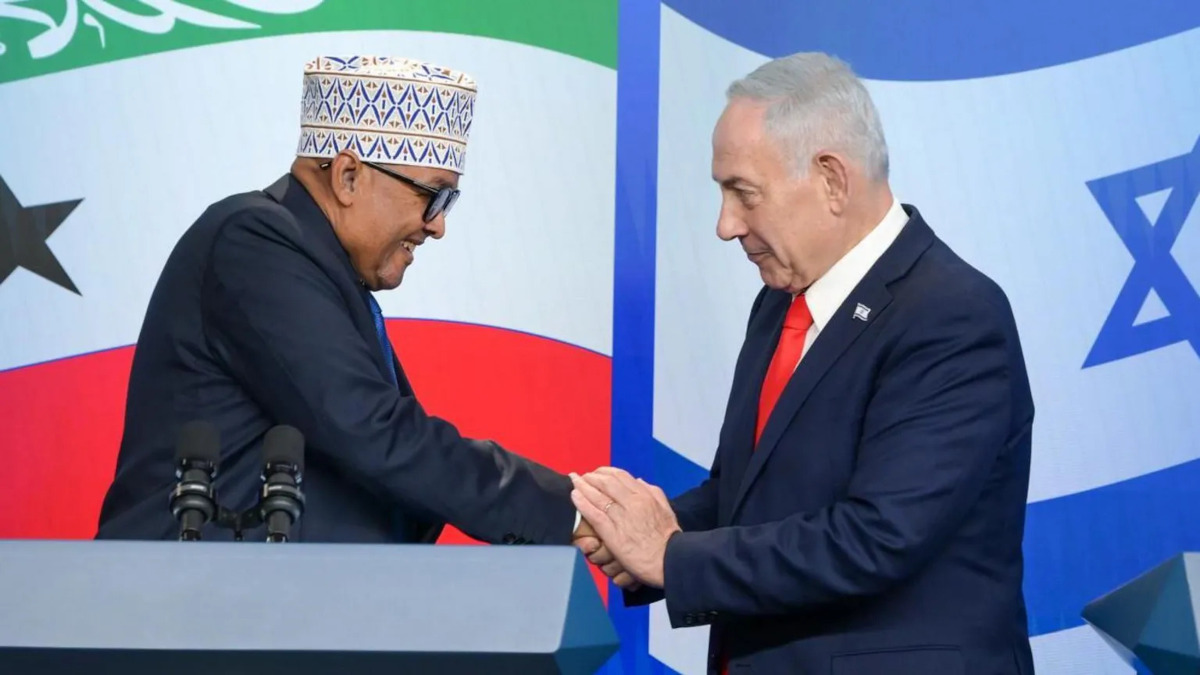 Il Presidente del Somaliland Abdirahman Mohamed Abdullahi (a sx) con il primo ministro israeliano Benjamin Netanyahu