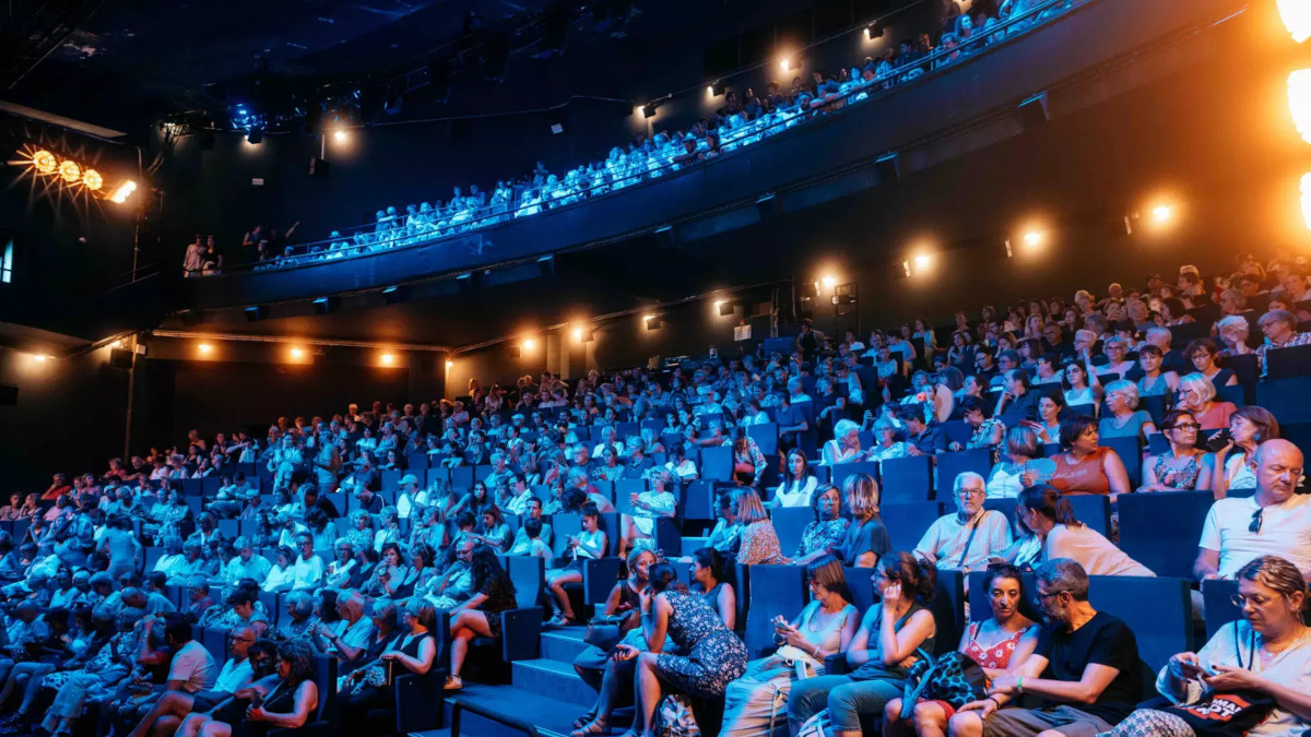 Platea durante uno spettacolo al theatre la Scala di Parigi
