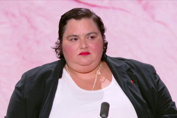 La dj barbara Butch durante un'intervista sul canale BFM Tv