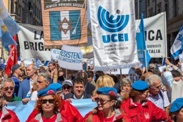 Corteo del 25 aprile a Milano con bandiere della Brigata ebraica