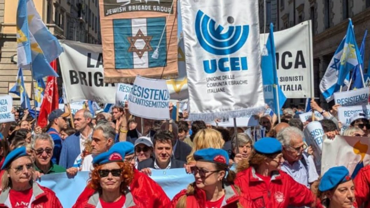 Corteo del 25 aprile a Milano con bandiere della Brigata ebraica