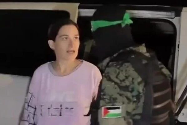 Rimon Buchshtab-Kirscht durante la liberazione parla a un miliziano di Hamas