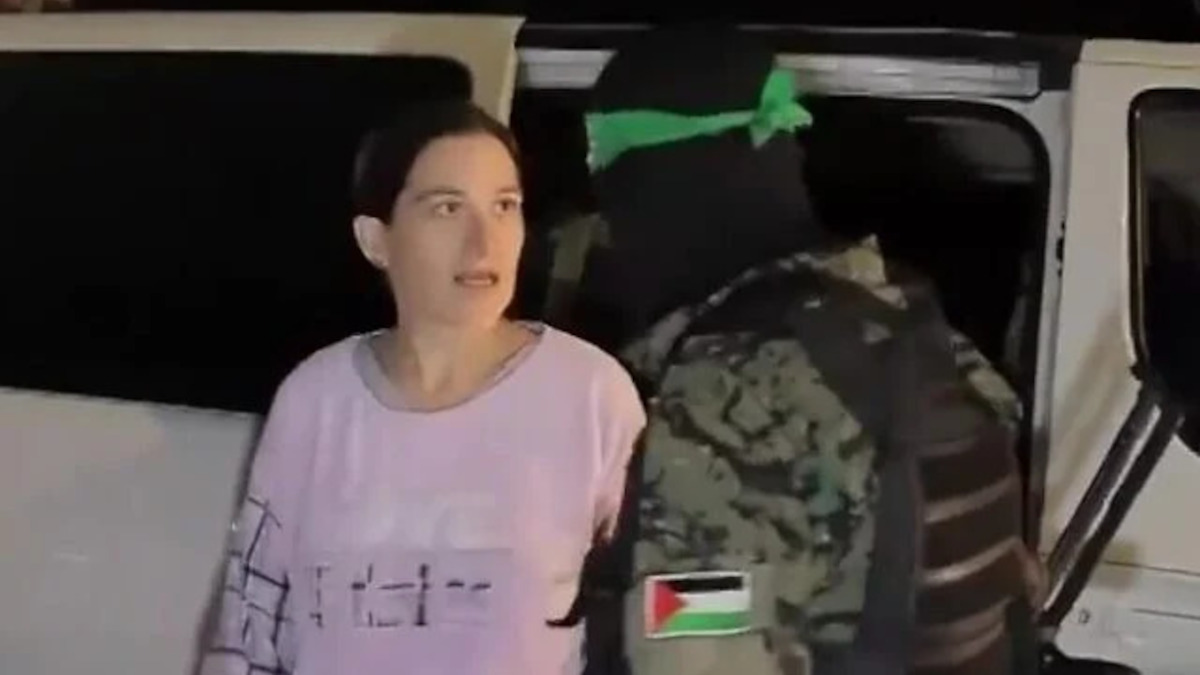 Rimon Buchshtab-Kirscht durante la liberazione parla a un miliziano di Hamas