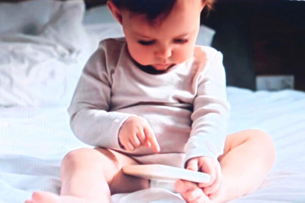 Bambino con smartphone