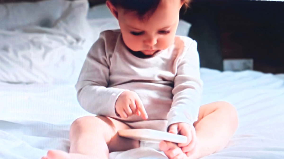 Bambino con smartphone