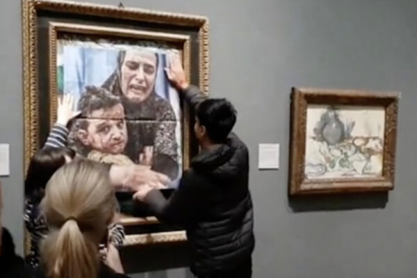 Attivisti propal attaccano un'immagine di una madre e un bambino palestinesi su un dipinto di Picasso