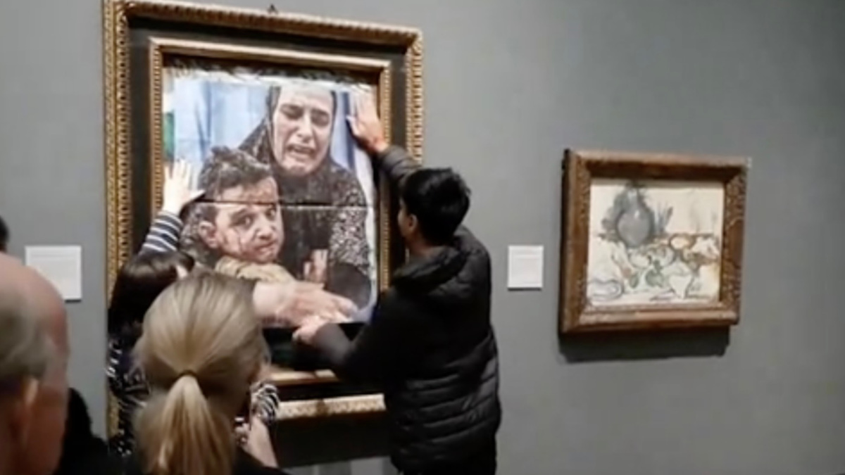 Attivisti propal attaccano un'immagine di una madre e un bambino palestinesi su un dipinto di Picasso