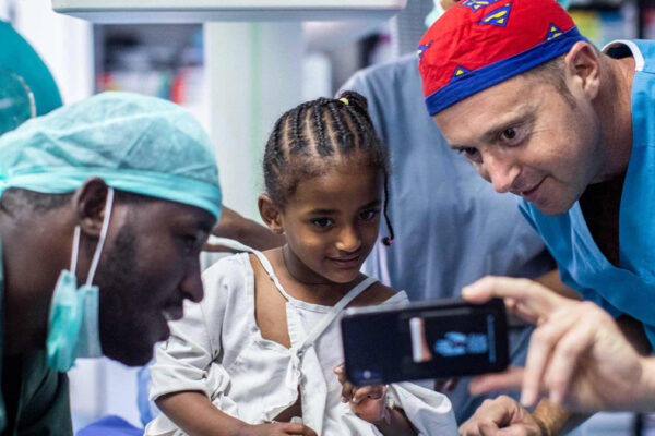 Wquipoe medica di Save a child's heart con bambina africana