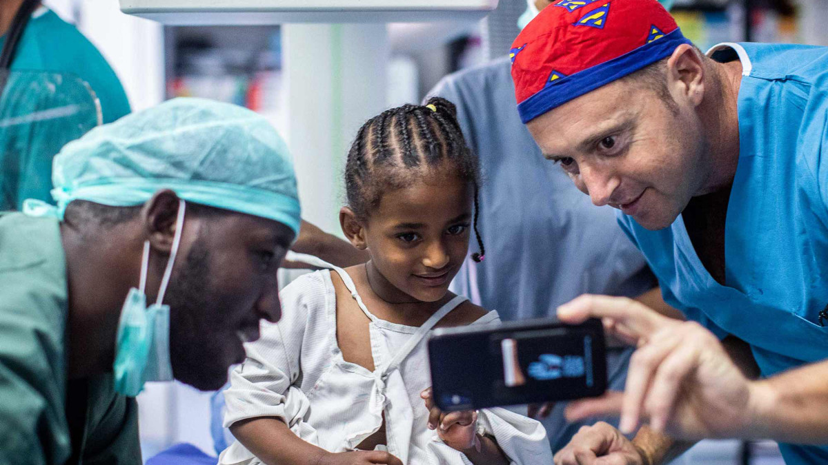 Wquipoe medica di Save a child's heart con bambina africana