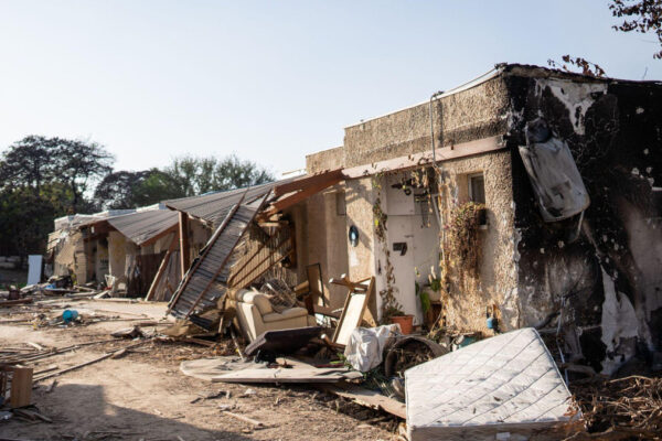 Una casa del kibbutz Kfar Aza distrutta dai terroristi il 7 ottobre 2023