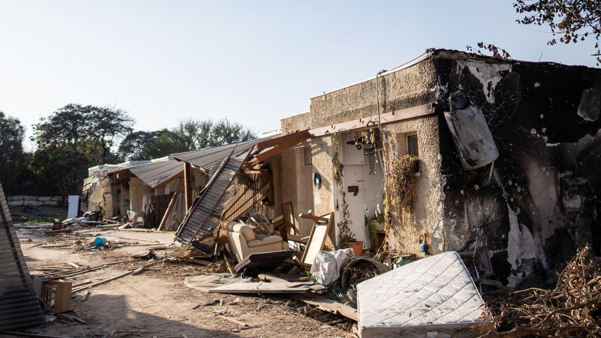 Una casa del kibbutz Kfar Aza distrutta dai terroristi il 7 ottobre 2023