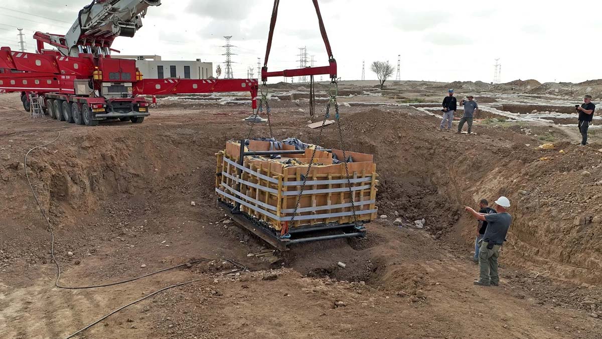 Lavopri per estrarre la vasca del Mikveh a Kiriat gat