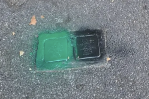 Pietre d'inciampo vandalizzate a Roma