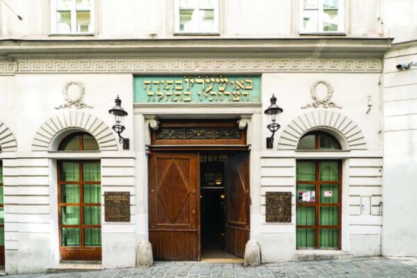 Facciata della Stadttempel a Vienna