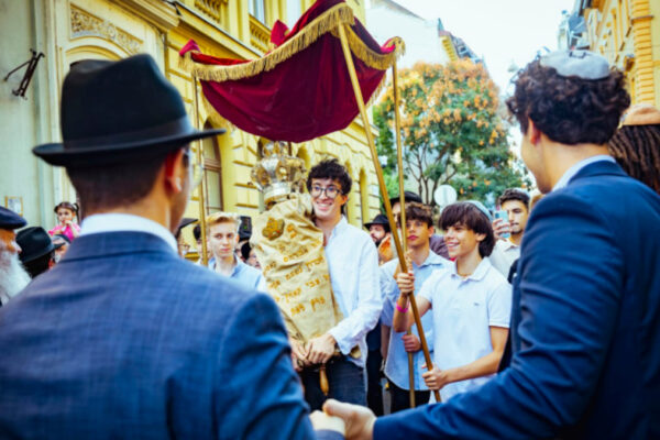 festeggiamenti davanti alla sinagoga Wagon Drivers’ di Budapest