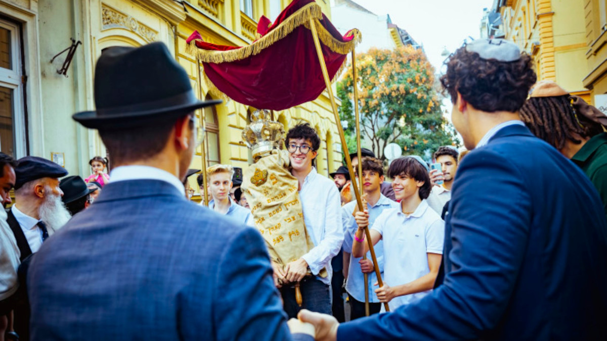 festeggiamenti davanti alla sinagoga Wagon Drivers’ di Budapest