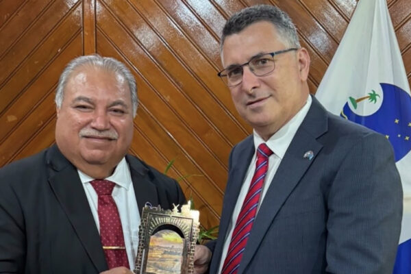 Gideon Saar con Baron Waqa